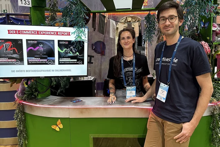 creativestyle presenting its customer experience benchmark report at exhibition booth