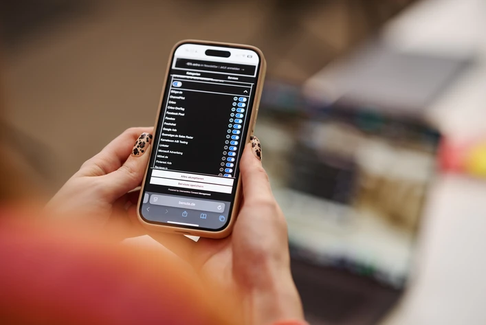 Managing applicant data securely on mobile device